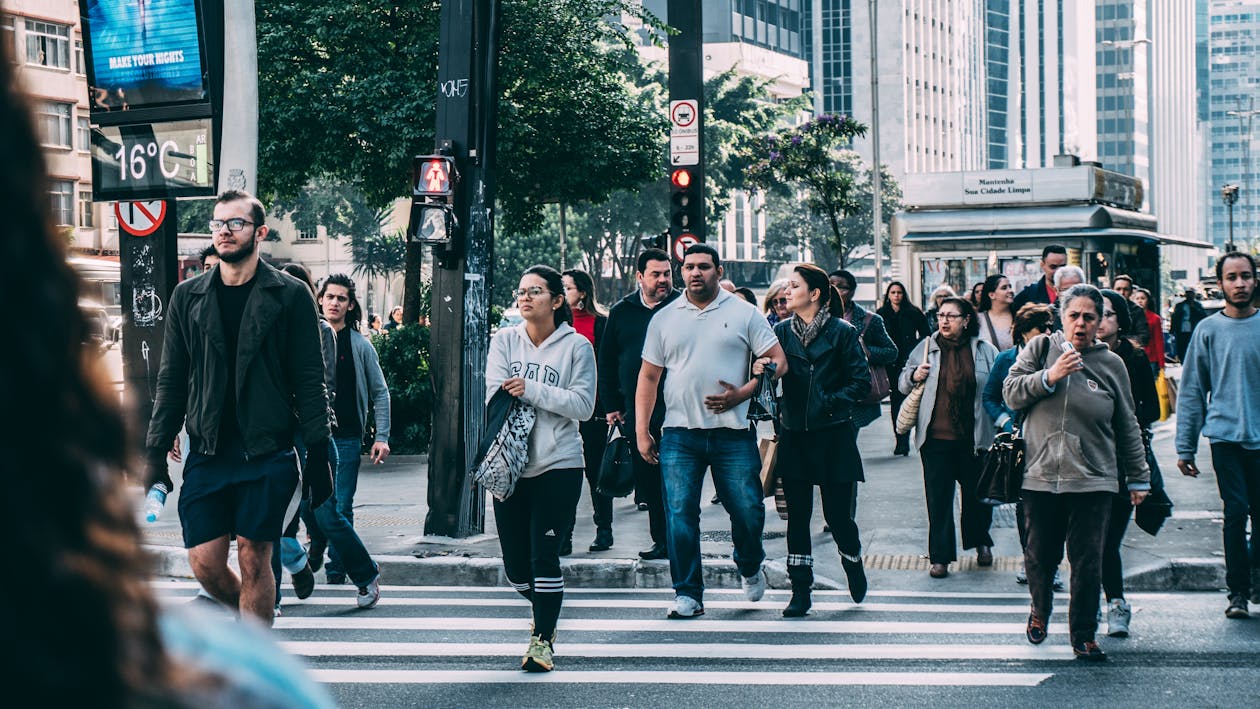 Walking Tours vs Bus Tours: How to Choose the Right Format for Your City