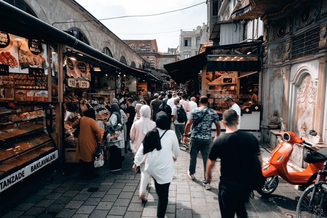 Istanbul market scene with vendors, shoppers and vibrant street food on a walking tour