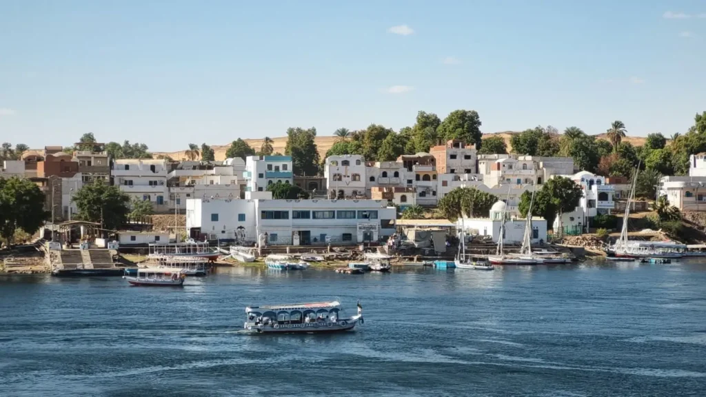 Afternoon temperatures in Aswan reaching above 95°F during early April