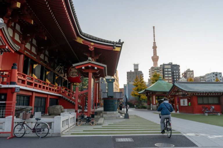 Early morning at Senso-ji temple, Asakusa