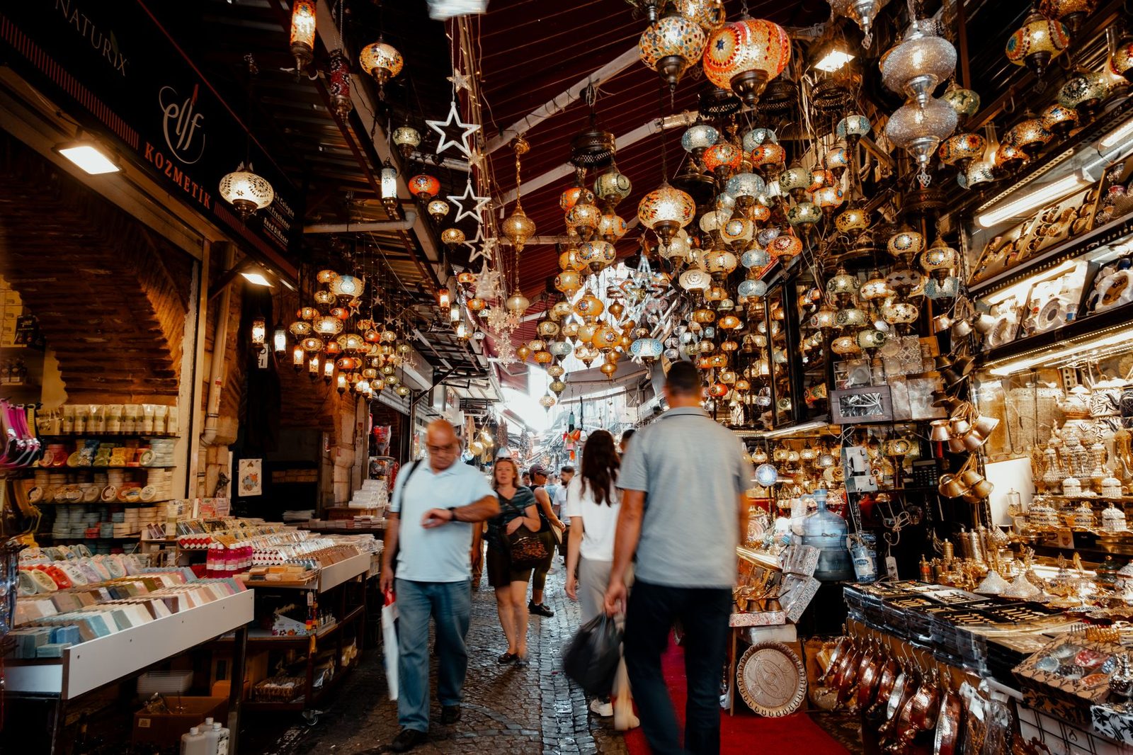 Walking Tours vs Bus Tours: How to Choose the Right Format for Your City